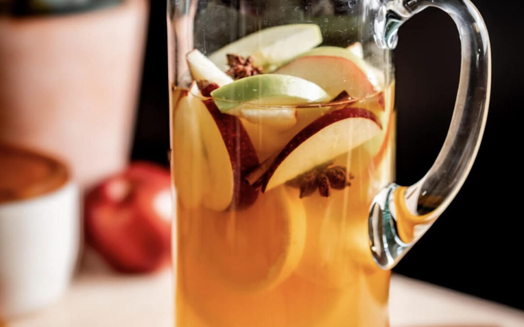 Apple Pie Sangria: The Perfect Holiday Crowd-Pleaser 🍎🍷